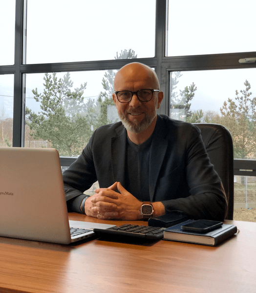 mężczyzna przy laptopie 1